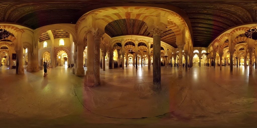 Paseo por el interior de la Mezquita de Córdoba.